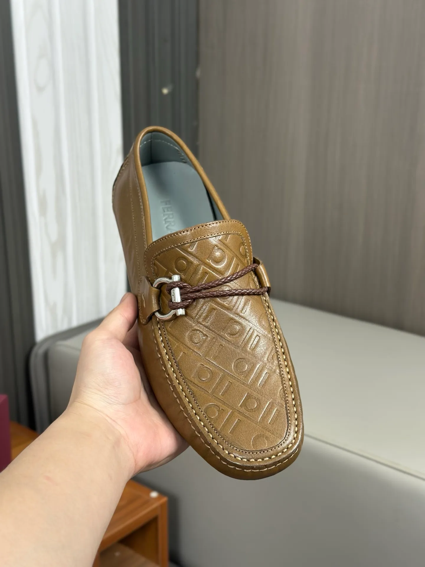 Batch 840, original order quality, new counter model, Ferragamo handmade men's driving shoes, bean shoes, slip-on shoes, lazy shoes, exquisite hand-stitching, workmanship details comparable to counters, original rubber outsole, imported cowhide from Italy, pressed water corrugated water-dyed cowhide lining, 39-44 large quantities in stock (38, 45 custom-made, non-refundable)